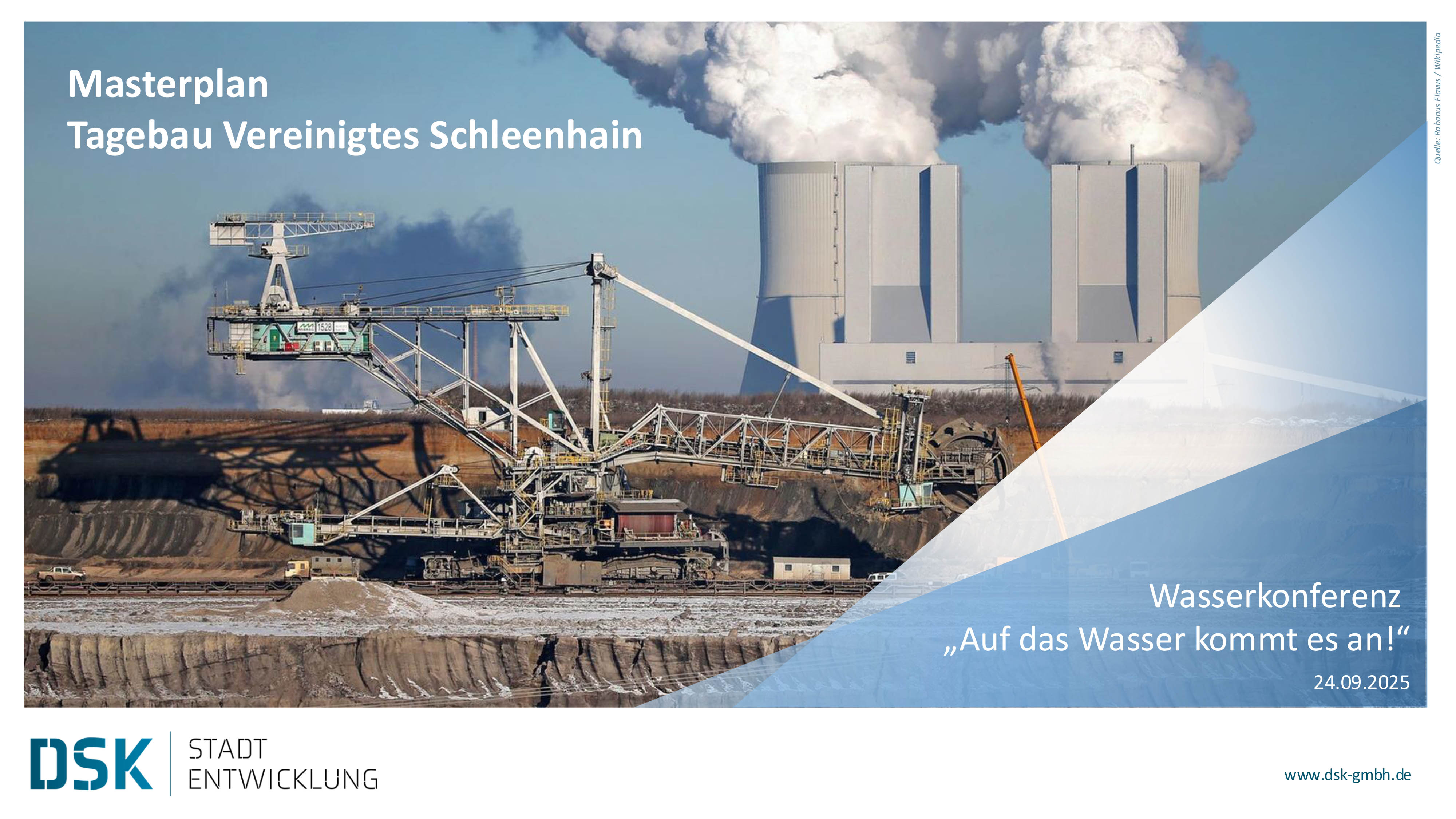 Tagebau Vereingtes Schleenhain. Im Hintergrund Kraftwerk Lippendorf.