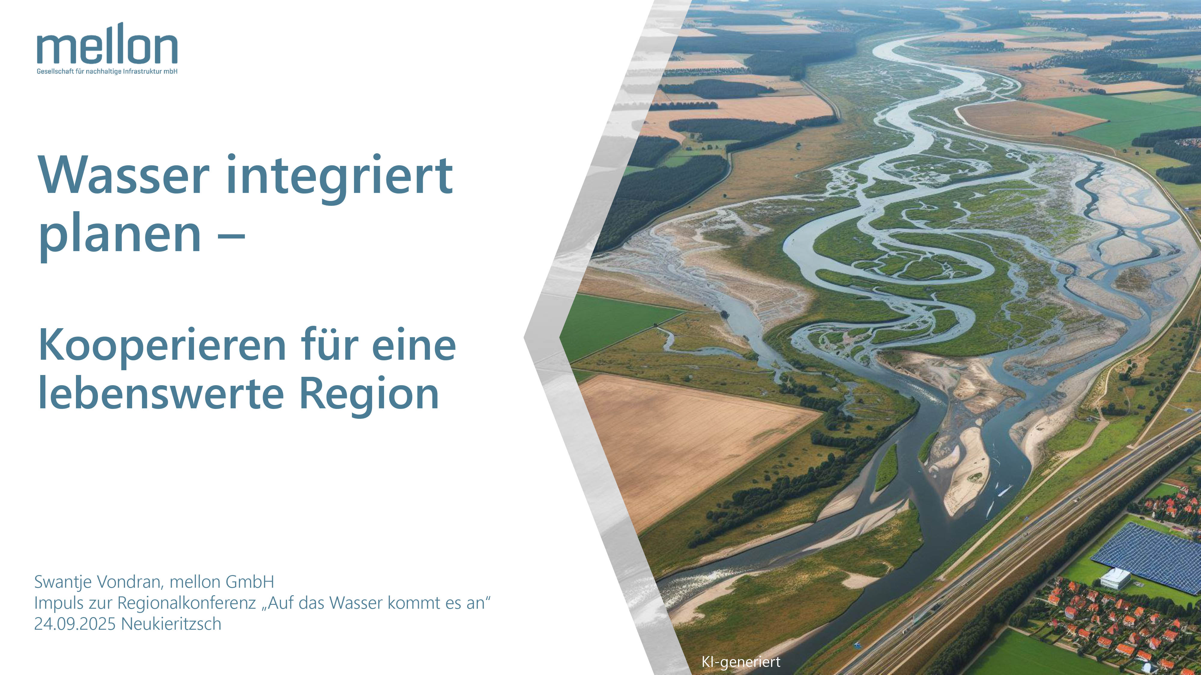 Blick auf mäanderndes Fließgewässer aus der Luft