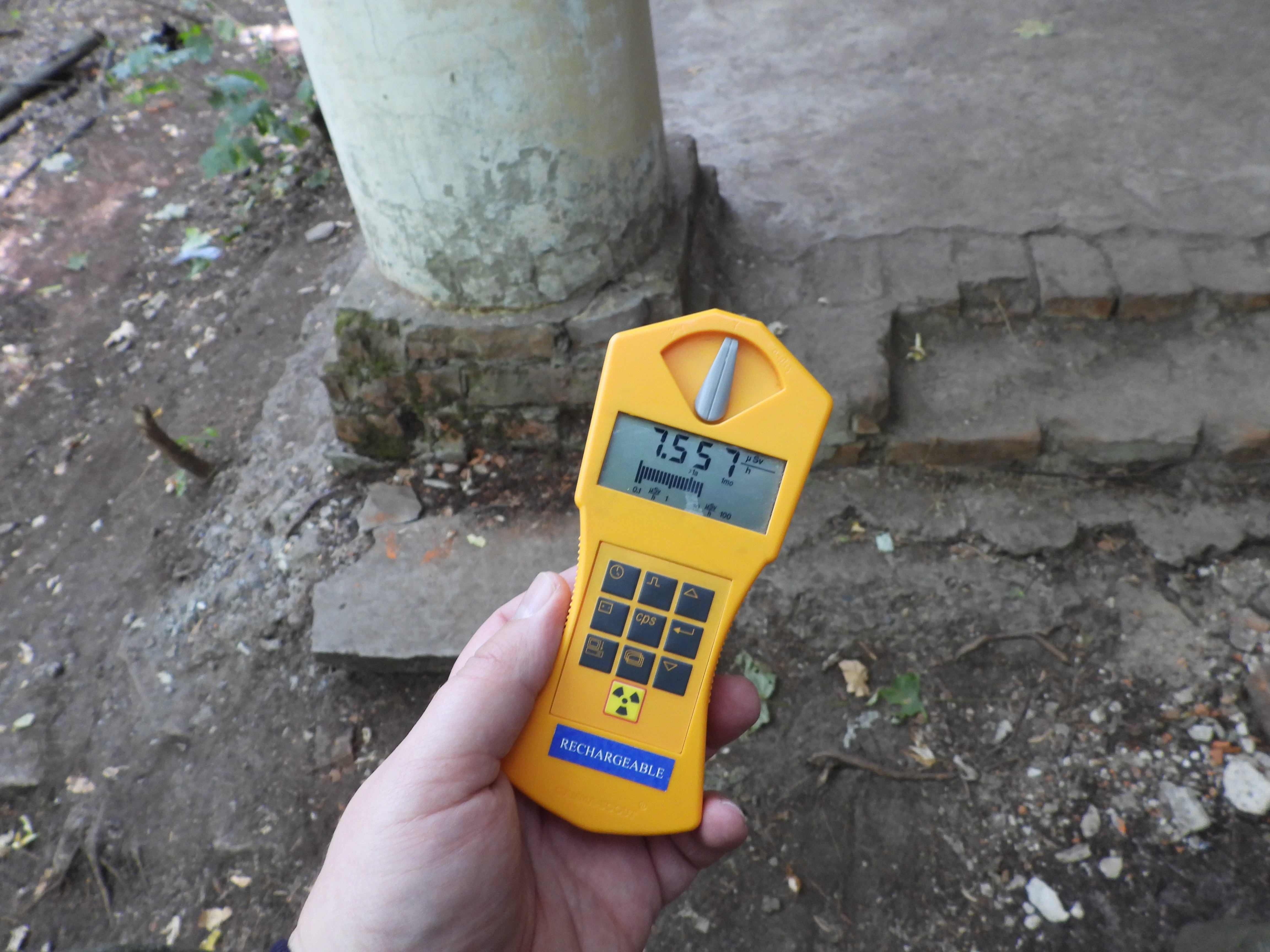 Bröckelnder Untergrund auf dem Gelände des Kindergartens in Kopatchi (nahe Tschernobyl). Im Vordergrund wird mit einem Gerät die Radioaktivität gemessen.