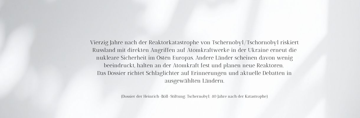 Schatten auf weißer Wand. Darüber Schrift mit Erläuterung zum Tschernobyl-Dossier der Heinrich-Böll-Stiftung.