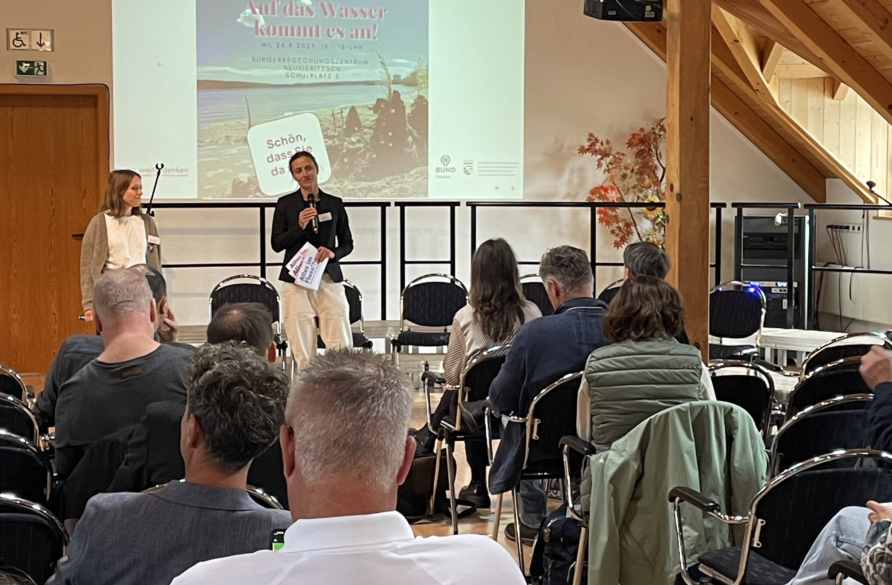 Eröffnung der Wasserkonferenz 2025 in Neukieritzsch durch Grit Ebert (rechts) und Helen Garber (links)