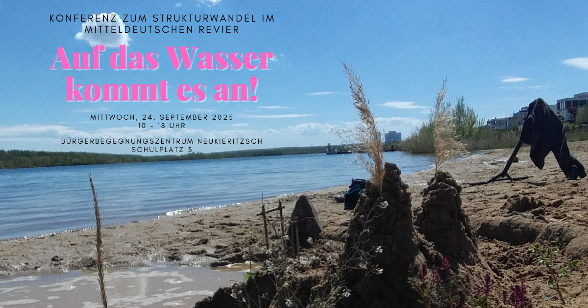 Blick auf den Zwenkauer See. Im Hintergrund das Kraftwerk Lippendorf. Im Vorergrund eine Sandburg. Darauf die Veranstaltungsdaten der Konferenz 2025