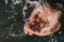 Hände fangen Wasser auf