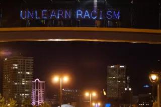 Unlearn Racism Leuchtschrfit